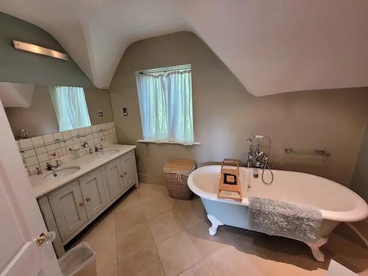 8 Bedroom Family House In Farnborough